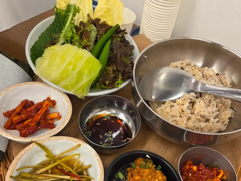 신선한 쌈채소와 톳밥, 그리고 우럭조림을 함께 싸먹는 모습