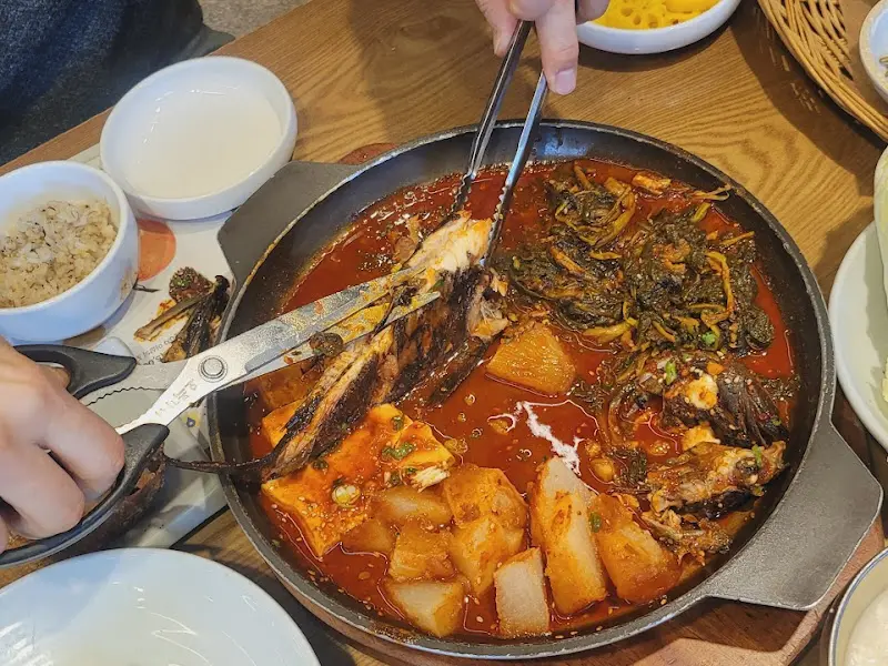 노릇하게 구워진 옥돔구이와 잡채의 모습