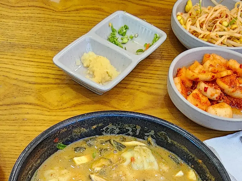 다양한 밑반찬들