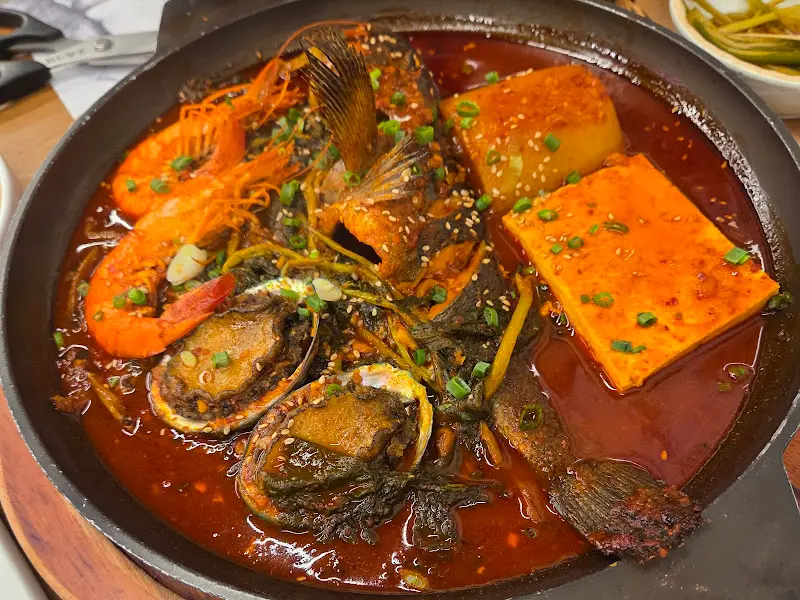 우럭조림이 철판에 담겨져 있는 모습