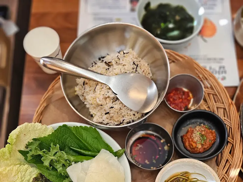 톳밥과 미역국, 그리고 다양한 밑반찬이 차려진 모습