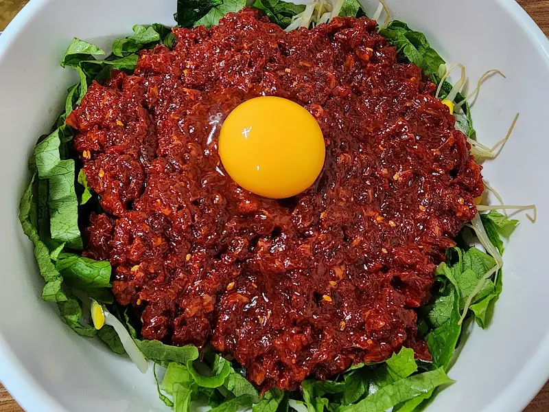 푸짐한 육회비빔밥의 모습