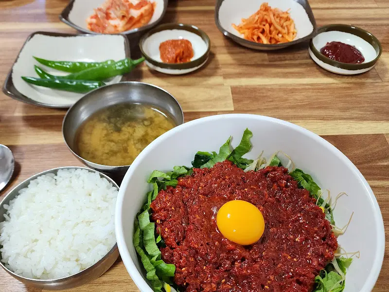 육회비빔밥과 밑반찬