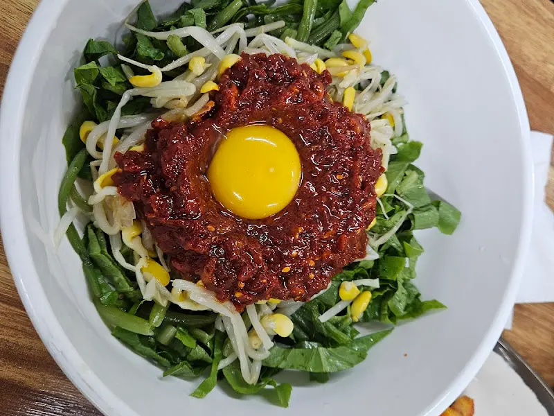 육회비빔밥 근접샷