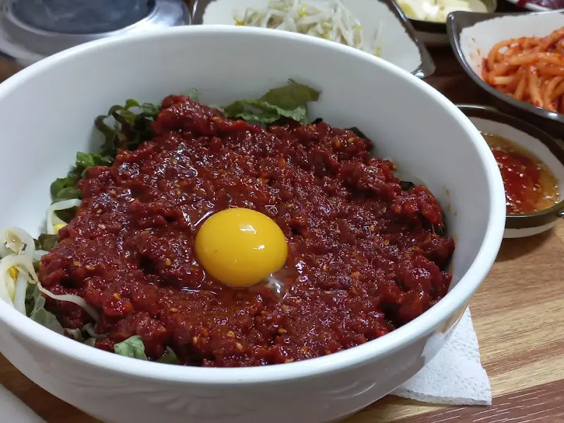 육회비빔밥과 반찬들