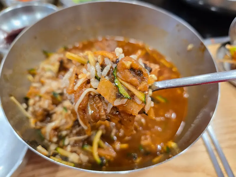 고추장 양념에 밥을 말아 먹는 물회