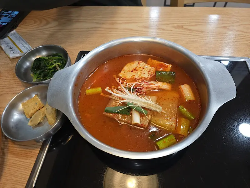 물회와 함께 제공되는 매운탕