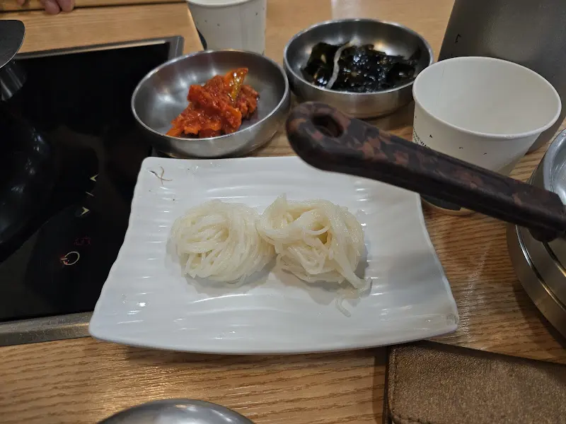 물회와 함께 제공되는 소면