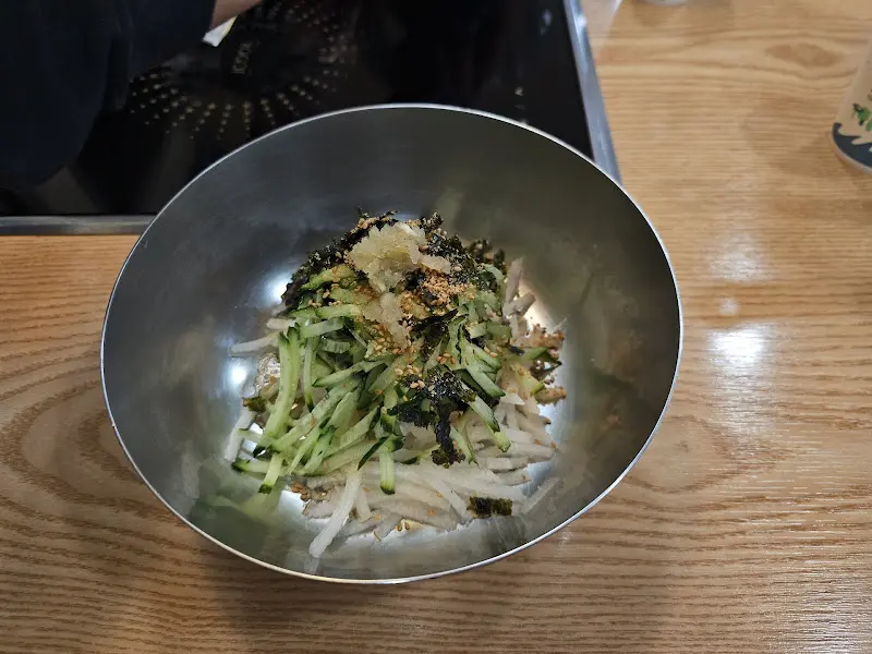 물회에 소면을 넣어 먹는 모습