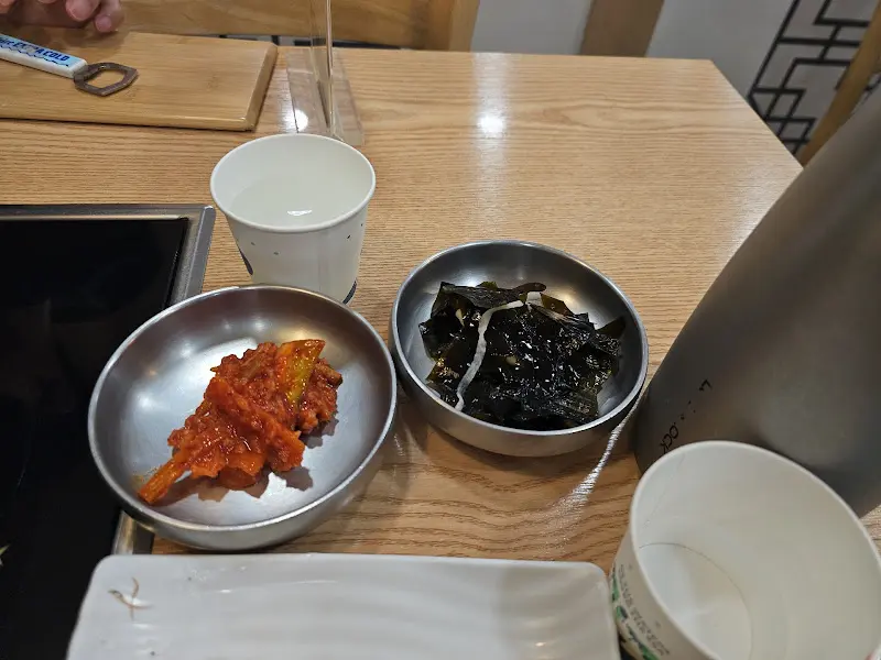 물회와 함께 제공되는 밑반찬들