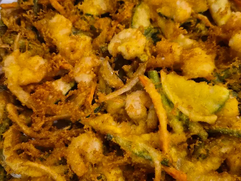 해물파전의 클로즈업 사진. 새우와 야채가 풍성하게 보인다.