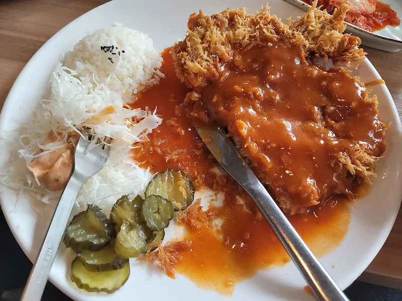 돈까스 사진. 겉은 바삭하고 속은 촉촉해 보인다.