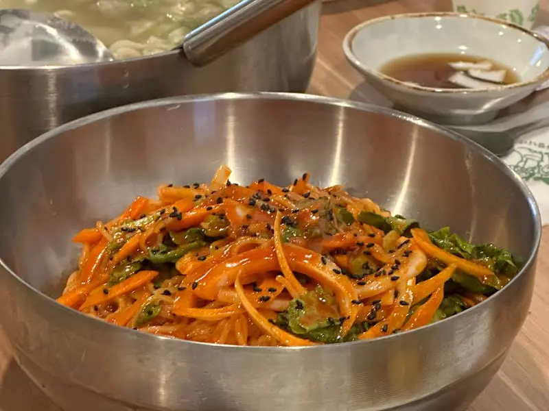 비빔국수 사진. 새콤달콤해 보인다.
