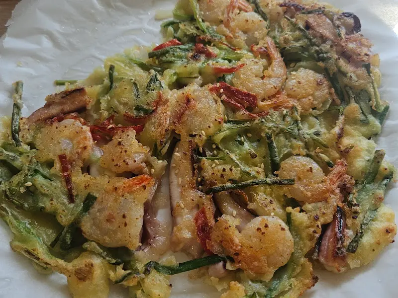 해물파전의 단면 사진. 야채와 해물이 푸짐하게 들어있다.