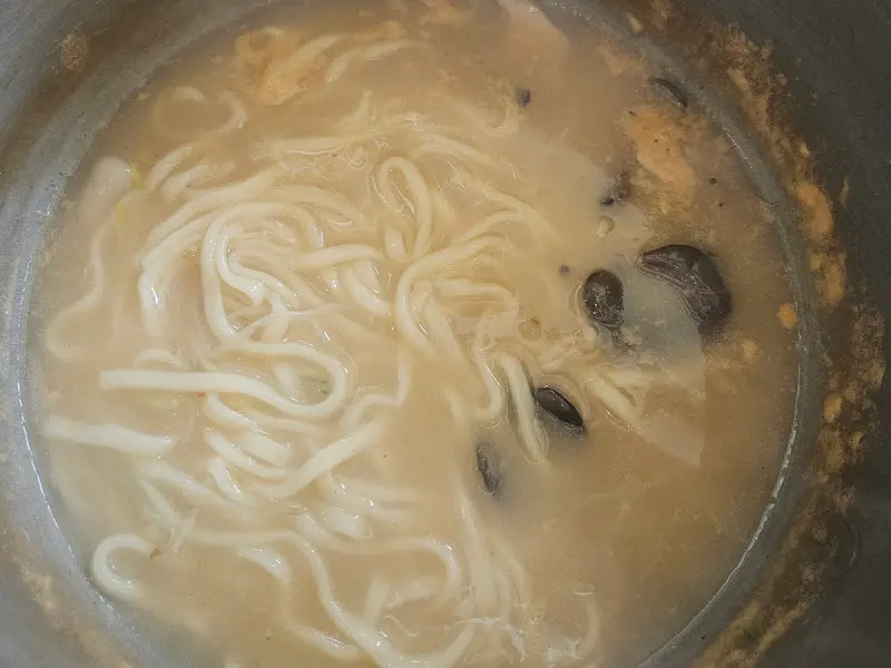 칼국수 면발 사진. 쫄깃쫄깃해 보인다.