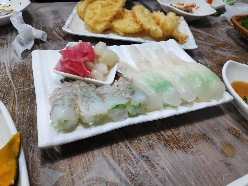 싱싱한 회가 듬뿍 올라간 초밥