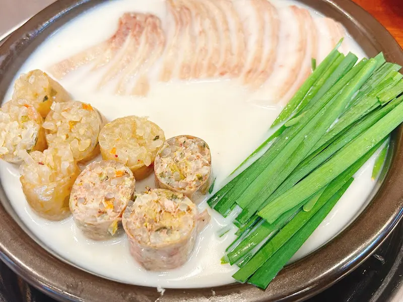 뽀얀 국물에 담긴 순대와 수육, 싱싱한 부추의 조화