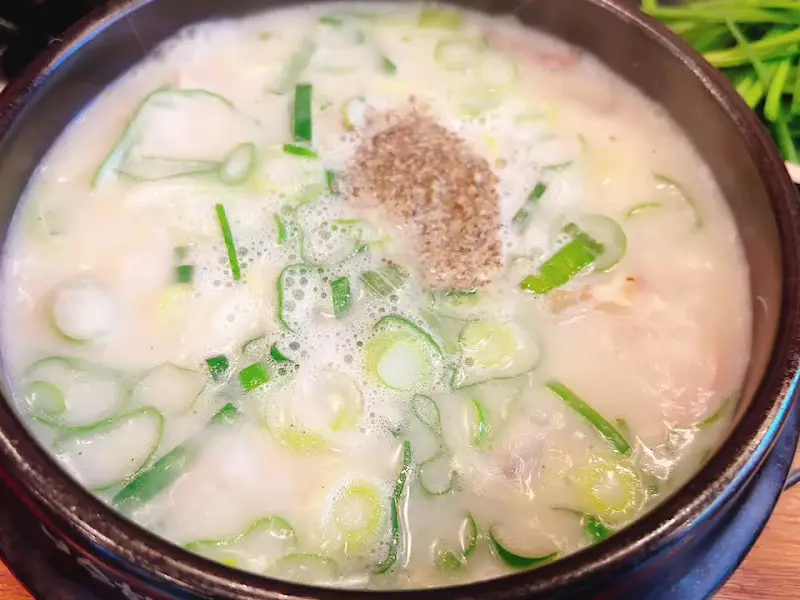 파와 후추가 듬뿍 뿌려진 뽀얀 수육국밥