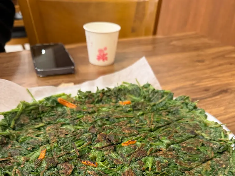 향긋한 미나리가 가득한 미나리전