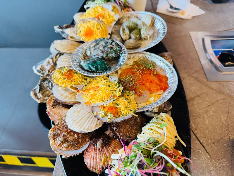 다채로운 조개구이 한 상 차림