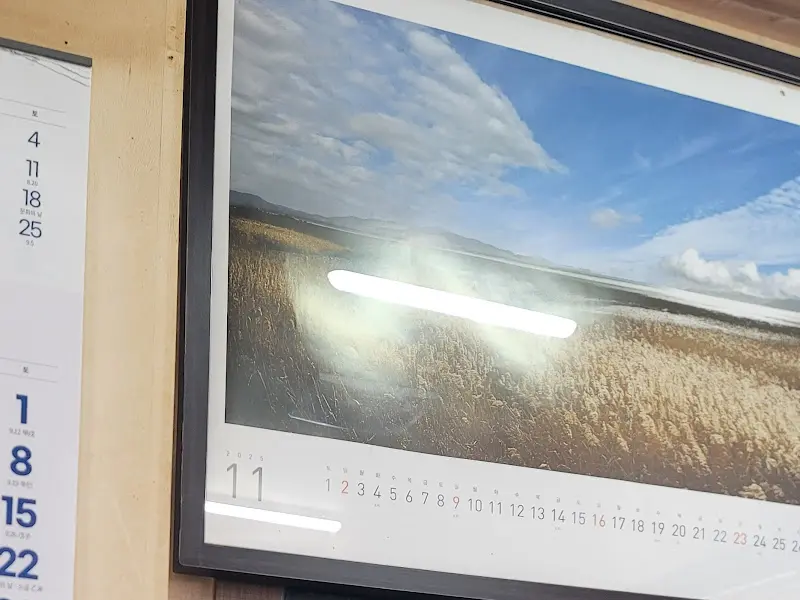 식당 내부 액자