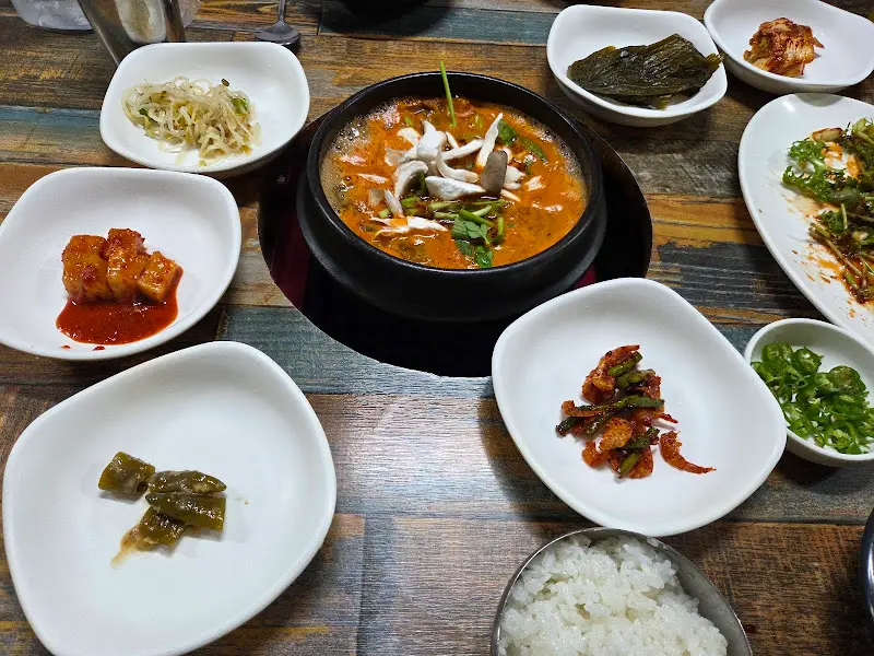 메기탕과 다양한 밑반찬이 차려진 푸짐한 한 상