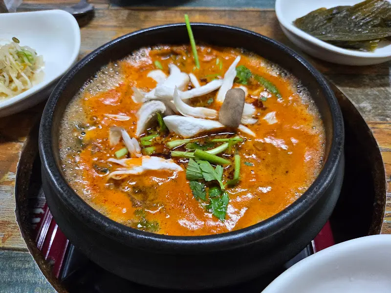 진한 국물이 일품인 메기매운탕