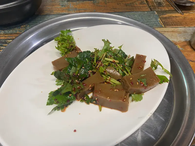 싱싱한 메기를 가득 품은 메기탕