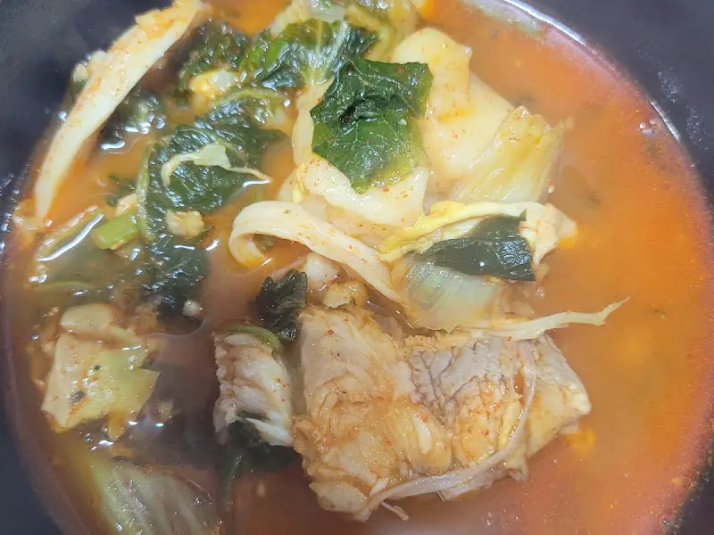 푸짐하게 담긴 메기탕