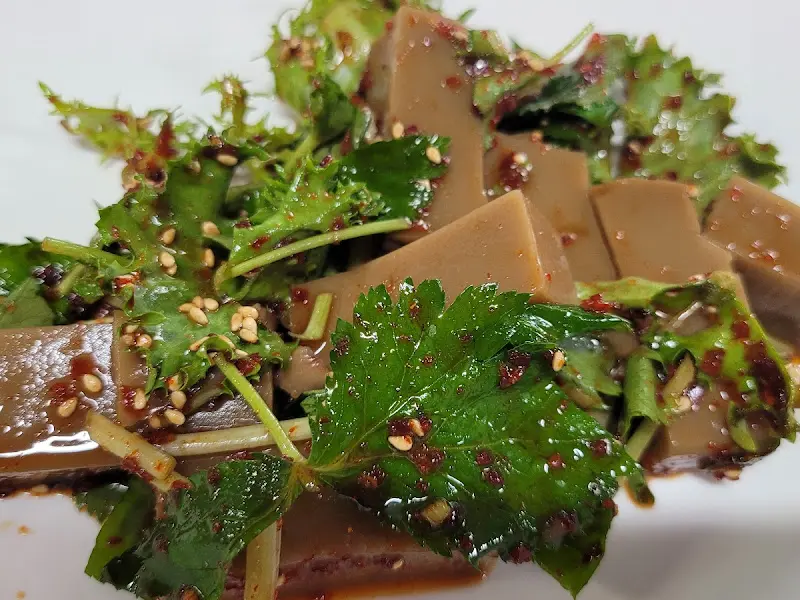 입맛을 돋우는 도토리묵