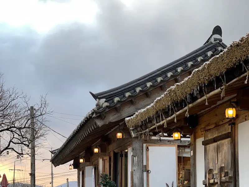 고택의 처마와 은은한 조명