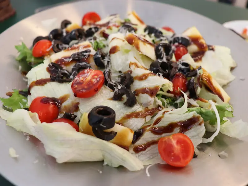 싱싱한 야채가 가득한 샐러드