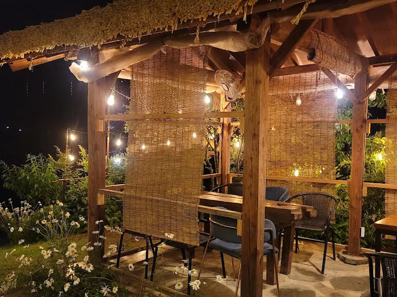 밤에 빛나는 야외 테이블