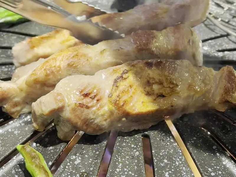 불판 위에서 익어가는 삼겹살