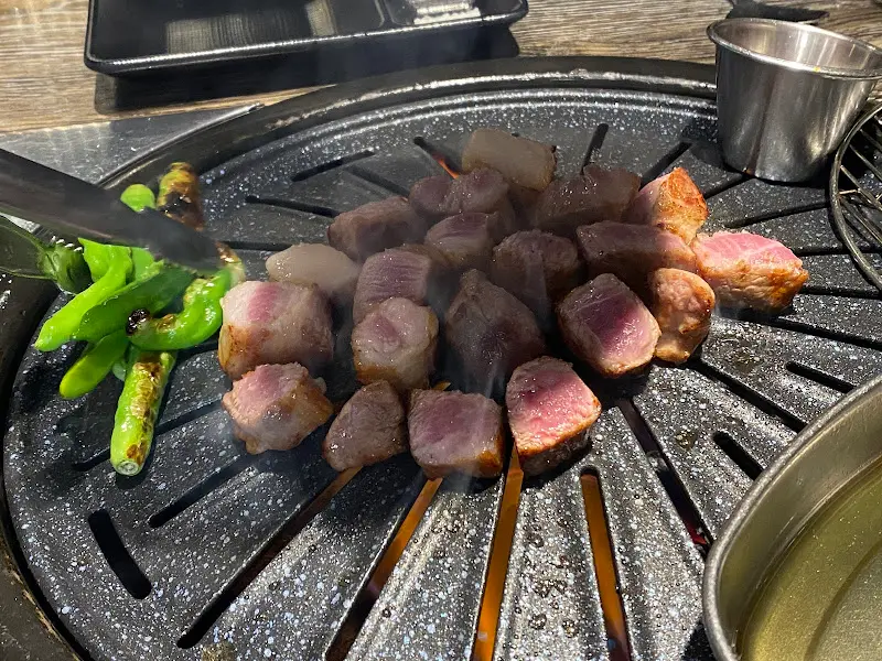 고기를 구워주는 모습