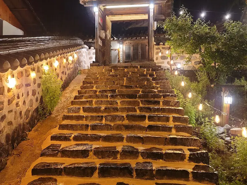 돌계단과 고택의 야경