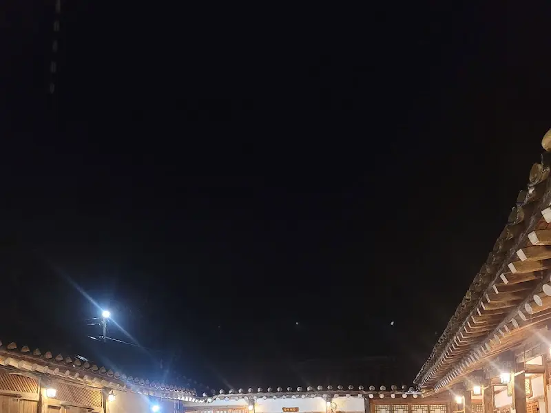 밤하늘 아래 빛나는 고택의 기와지붕