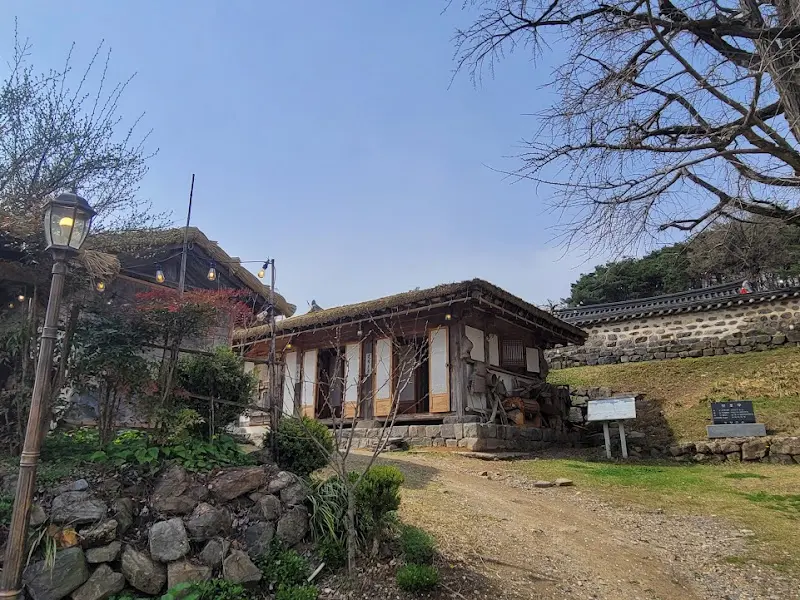 따스한 햇살 아래 고택 전경