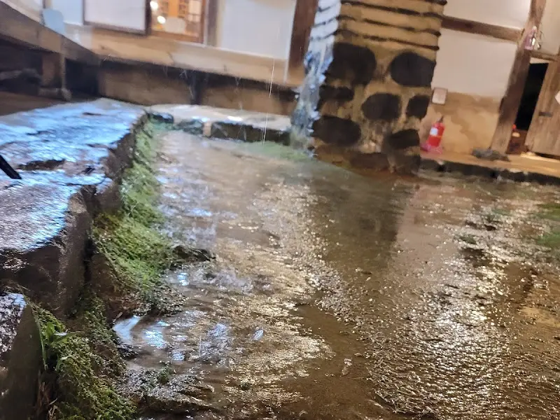 빗물이 흐르는 고택의 댓돌