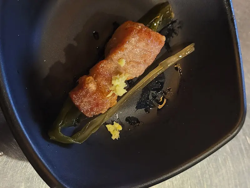 잘 구워진 고기 한 점