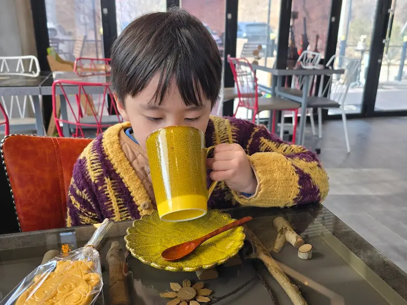 자작나무 쿠키와 음료