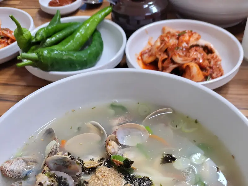 곁들여 나오는 김치와 아삭이 고추