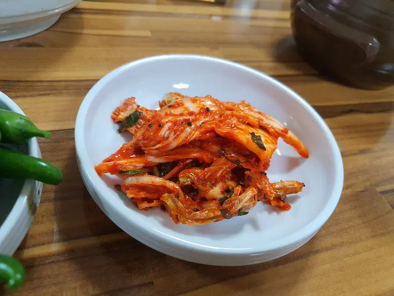 칼국수의 맛을 돋우는 김치