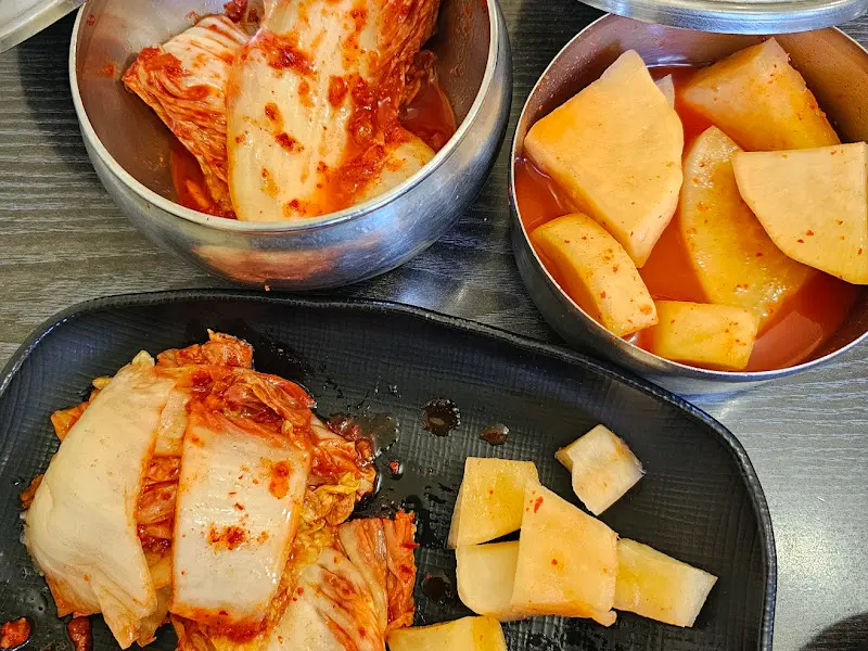 맛깔스러운 김치와 깍두기
