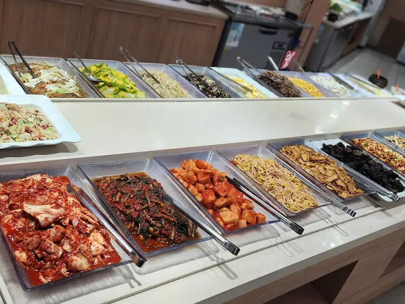 다양한 뷔페 메뉴