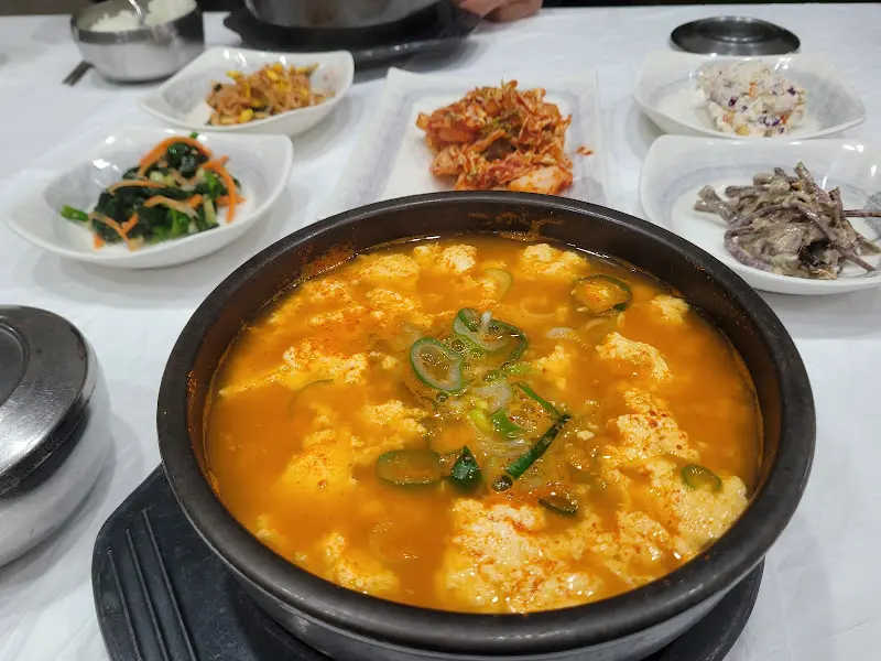 푸짐한 순두부찌개와 밑반찬 한 상