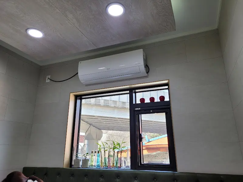 깔끔하게 리모델링된 식당 내부