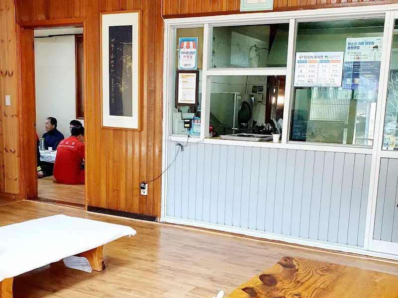 정겨운 분위기의 식당 내부