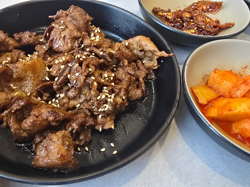 윤기가 자르르 흐르는 돼지 불백