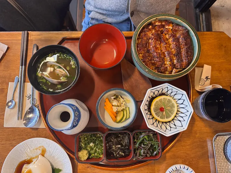 장어 한마리가 통째로 올라간 장어덮밥